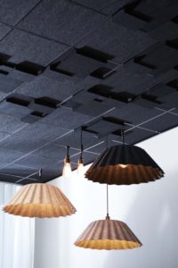 Plafond acoustique avec lumière