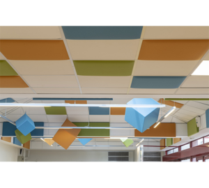 Plafond acoustique en couleur pour école garderie maternelle