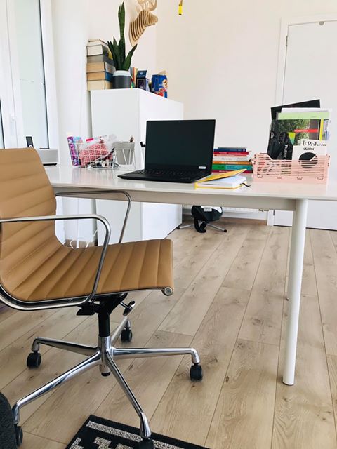 chaise de bureau beige et bureau blanc
